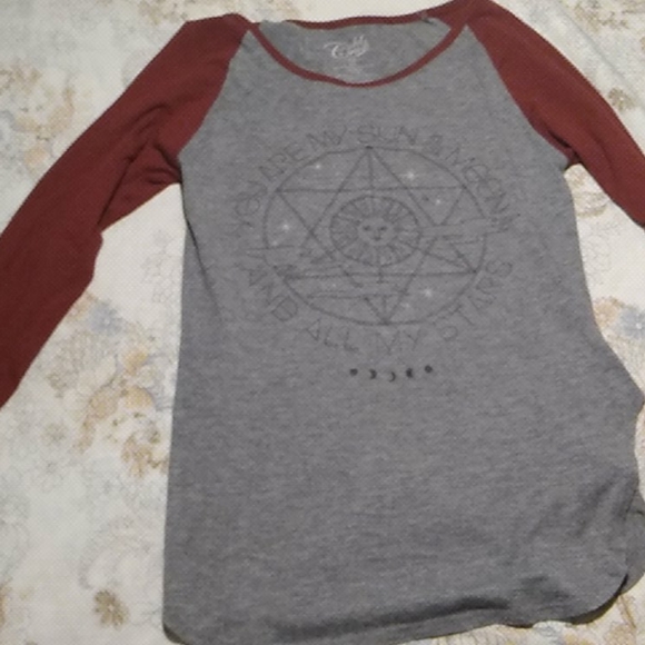 - Cute baseball style top - Picture 3 of 4